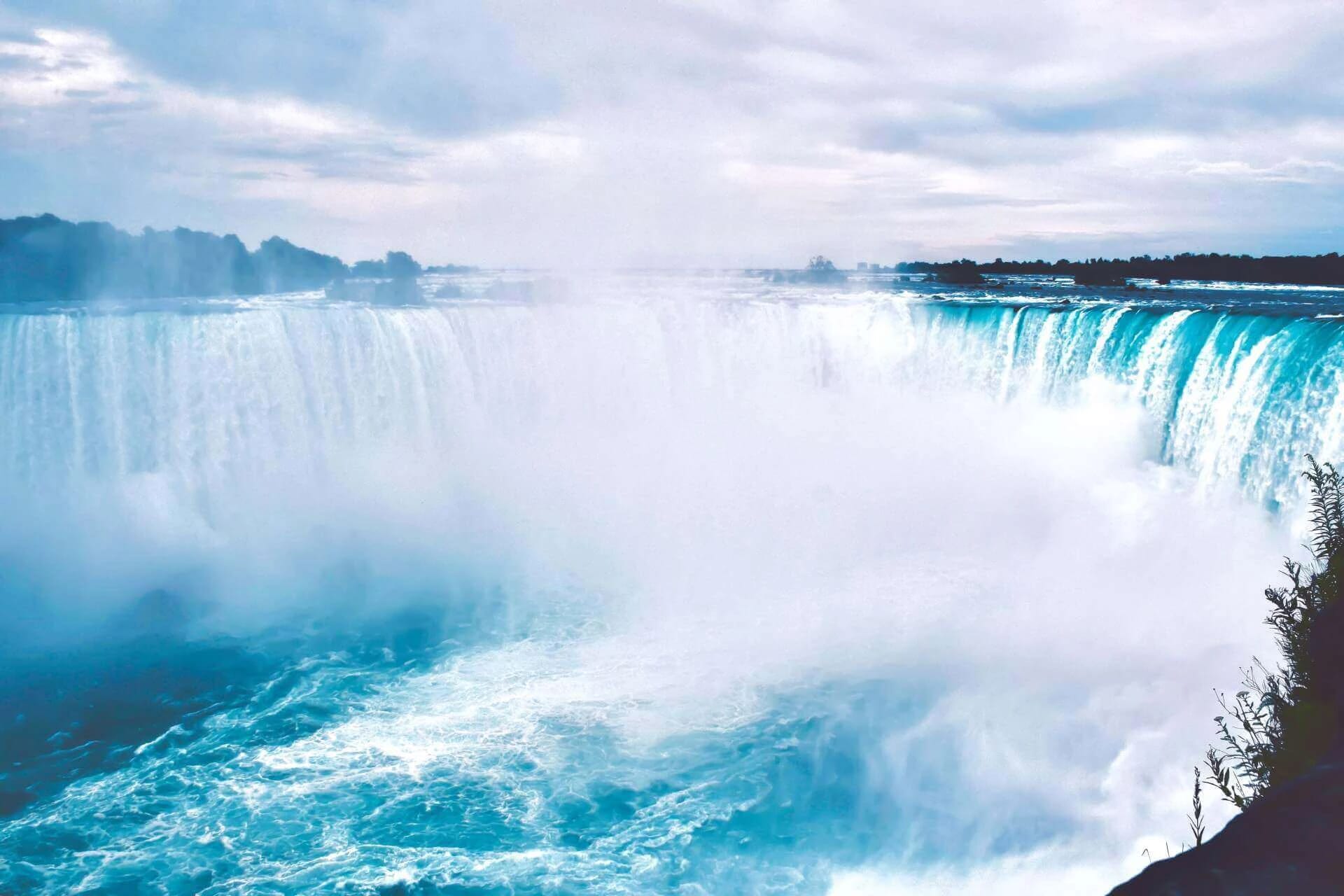 Experience the Magnificence of Niagara Falls: A Natural Wonder and Top Attractions